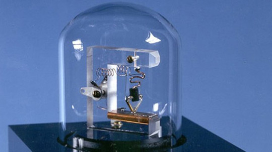 写真：1947年にアメリカのベル研究所で発明された初期のトランジスタ